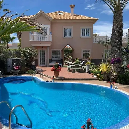With Communal Pool And Garden El Médano